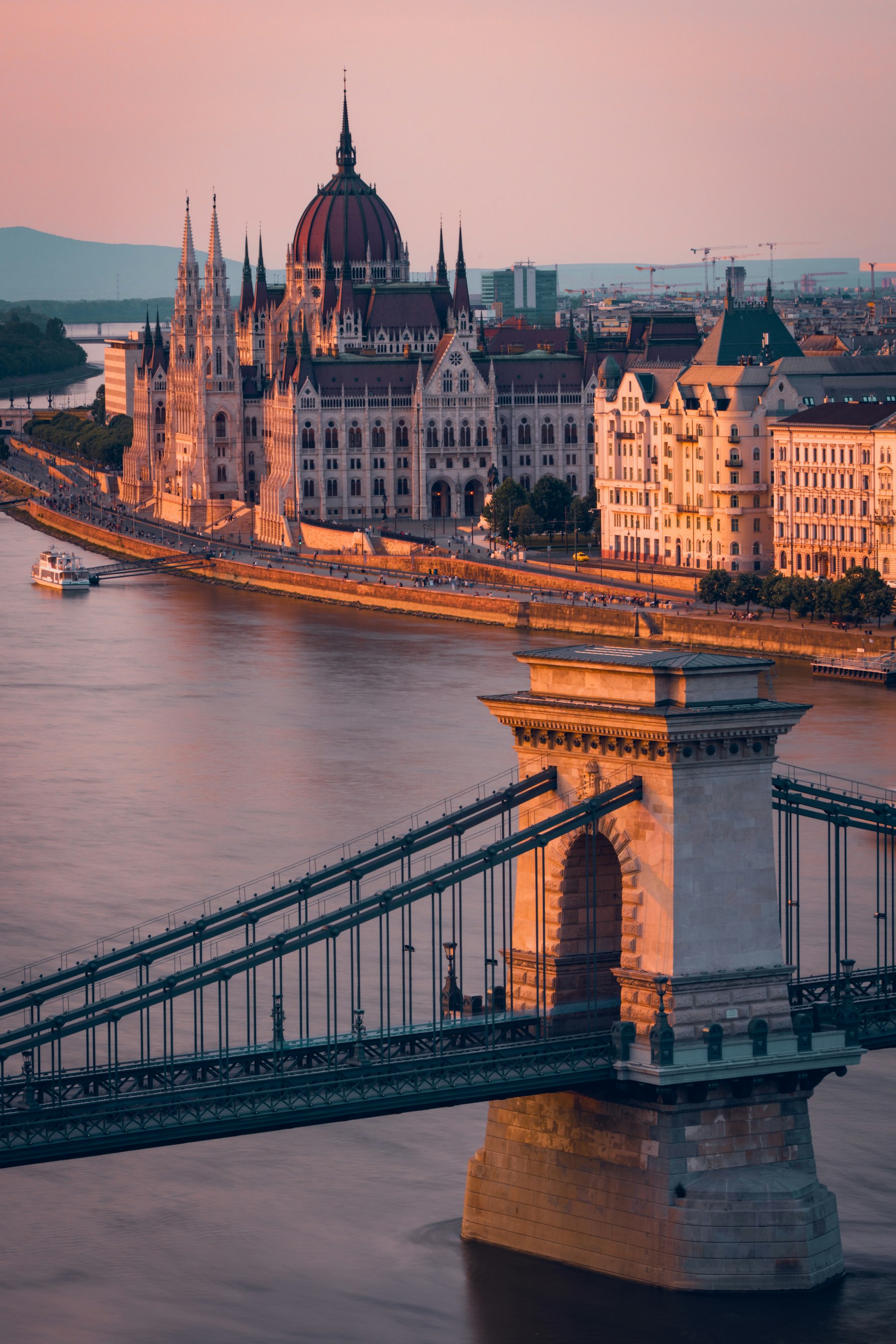 Budapest és a Duna alkonyatkor